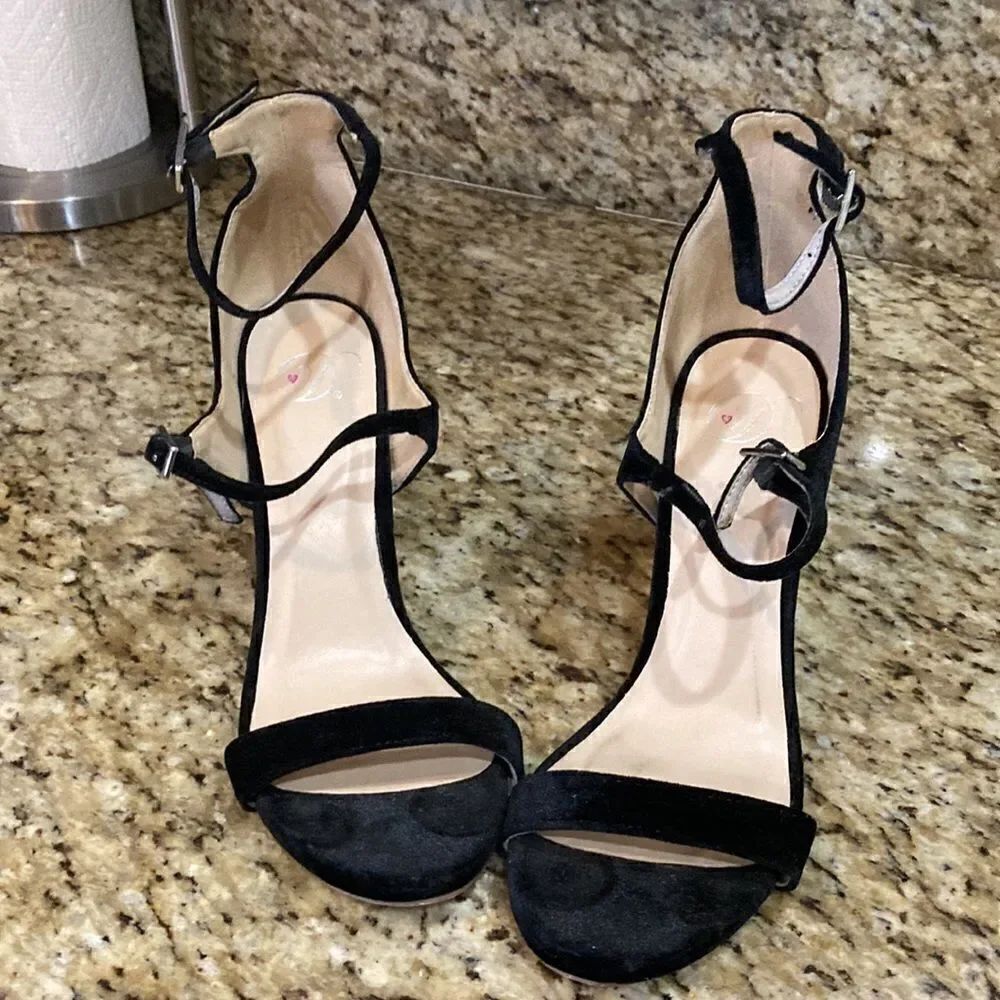 D. Shoes. - Picture 3 of 17